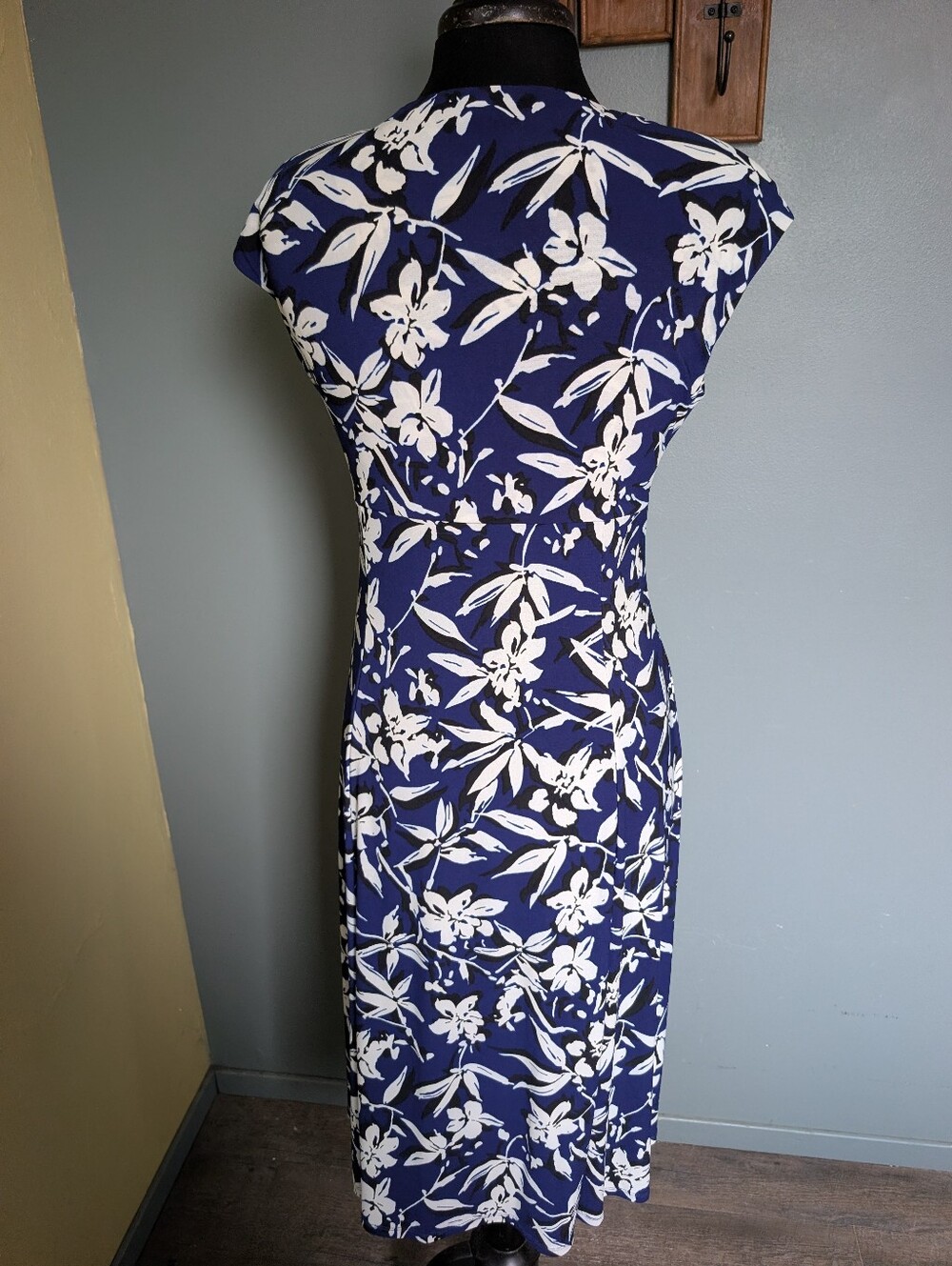 Chaps Women's Navy Blue Floral V-Neck Dress - Picture 9 of 12